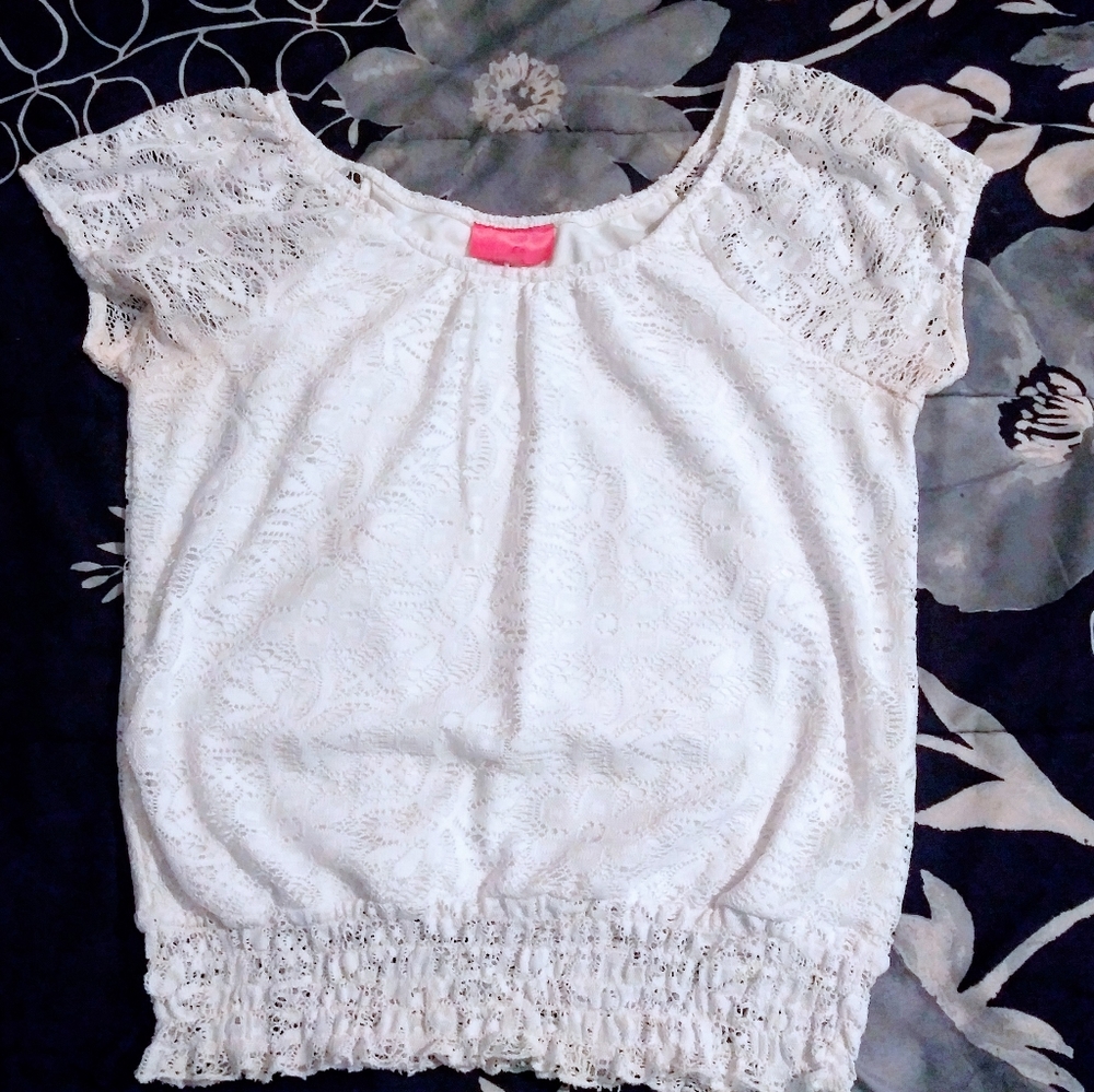Super Cute Lace Top - Picture 2 of 3